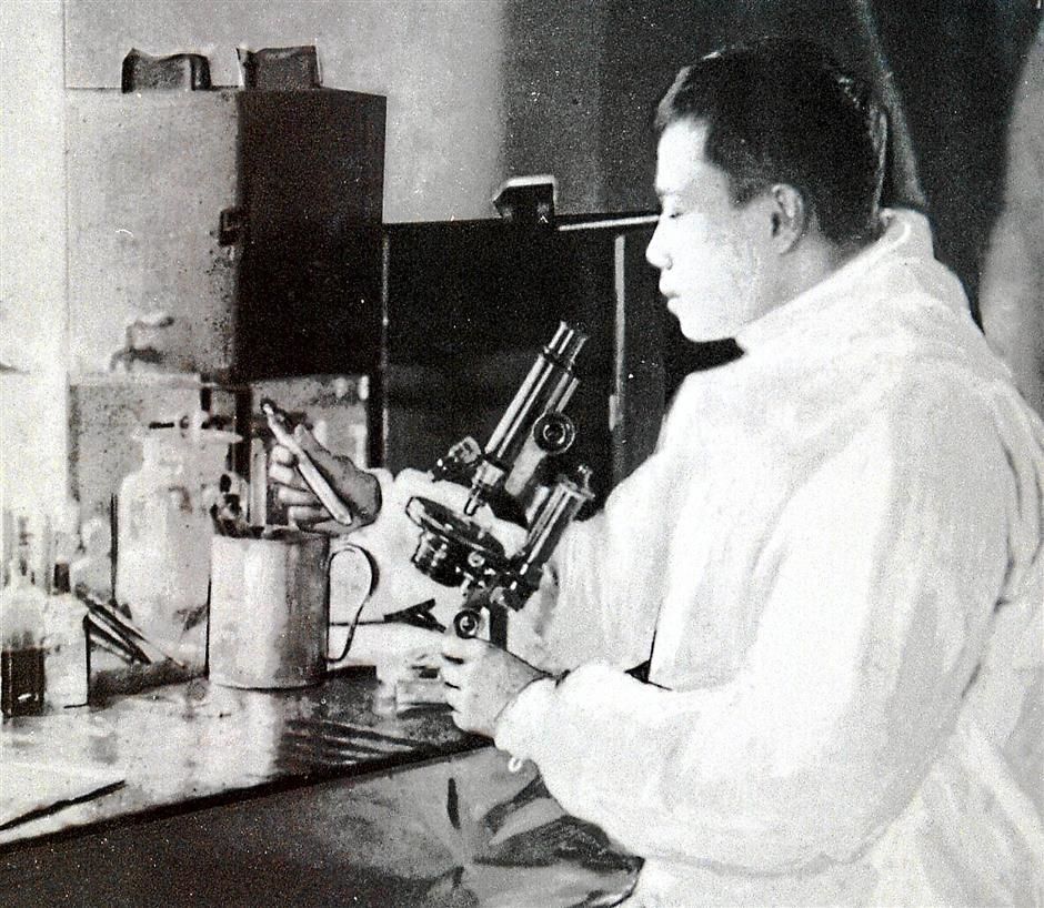 ipteh3...Dr Wu Lien-teh in his plague laboratory, Harbin, China, 1911./reproduced by lew yong kan/28-12-01/ip/foong thim leng